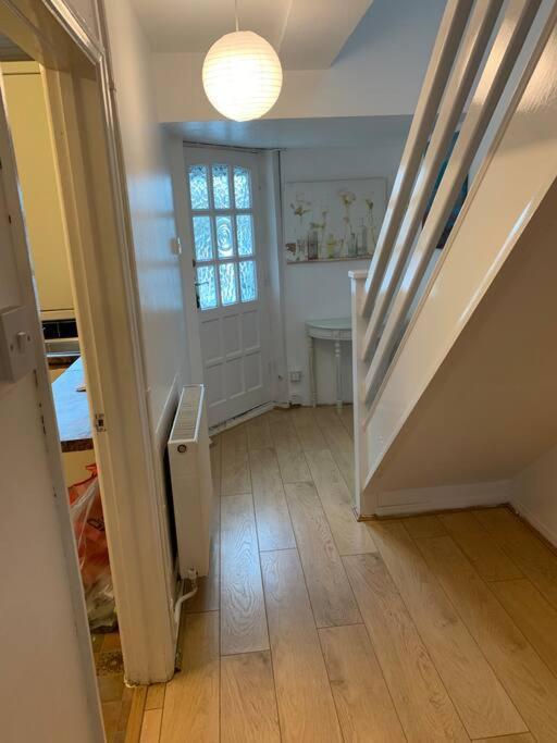 Beaconsfield 4 Bedroom House In Quiet And A Very Pleasant Area, Near London Luton Airport With Free Parking, Fast Wifi, Smart Tv ภายนอก รูปภาพ