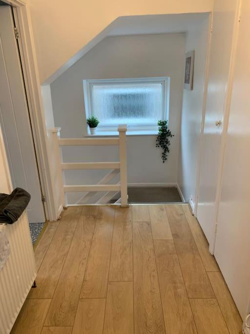 Beaconsfield 4 Bedroom House In Quiet And A Very Pleasant Area, Near London Luton Airport With Free Parking, Fast Wifi, Smart Tv ภายนอก รูปภาพ