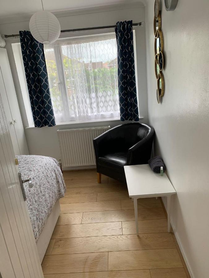 Beaconsfield 4 Bedroom House In Quiet And A Very Pleasant Area, Near London Luton Airport With Free Parking, Fast Wifi, Smart Tv ภายนอก รูปภาพ