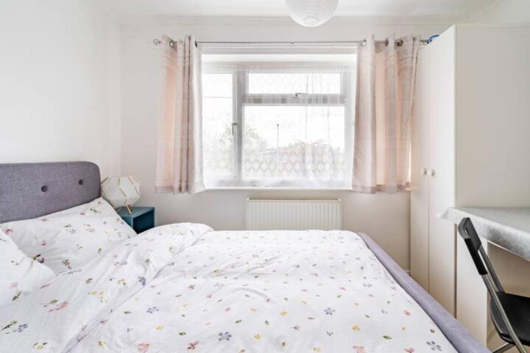 Beaconsfield 4 Bedroom House In Quiet And A Very Pleasant Area, Near London Luton Airport With Free Parking, Fast Wifi, Smart Tv ภายนอก รูปภาพ