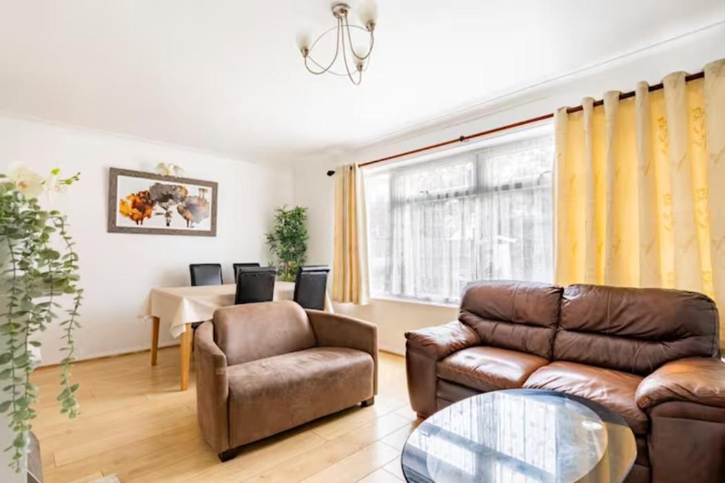 Beaconsfield 4 Bedroom House In Quiet And A Very Pleasant Area, Near London Luton Airport With Free Parking, Fast Wifi, Smart Tv ภายนอก รูปภาพ